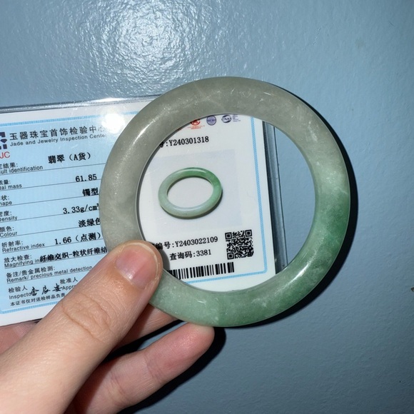 Jade bangle - Picture 2 of 16